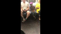 Un homme laisse cet enfant jouer avec son portable dans le métro