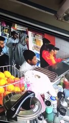 Download Video: Un pickpocket filmé en train de voler un client dans un super marché !