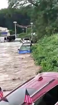 Des voitures emportées par une grosse crue !
