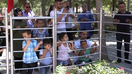 下载视频: Şehit Halisdemir'in kabrine ziyaretçi akını - NİĞDE