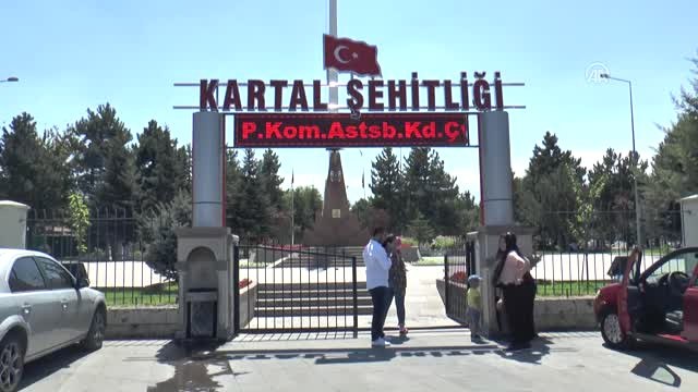 Şehitliklerde Hüzünlü Bayramlaşma