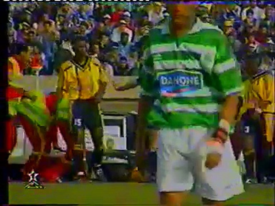 الشوط الاول مباراة الرجاء البيضاوي و غولد فيلدز الغاني 1-0 اياب نهائي عصبة الابطال الافريقية 1997