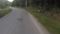 Un motard va tout droit dans un virage et se fait éjecter de sa moto