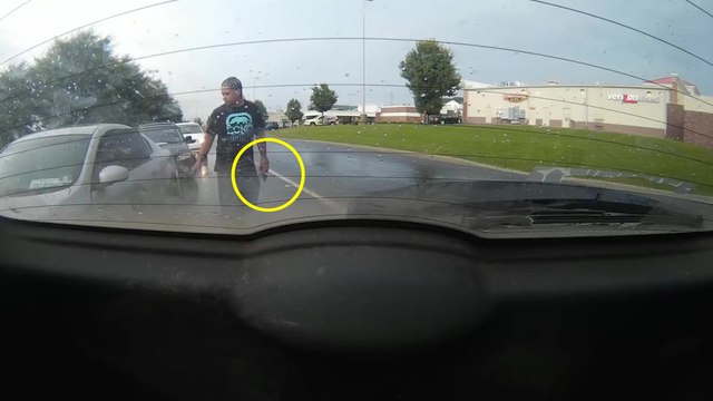 Un homme se fait suivre par un faux policier avec une arme mais le karma va l'aider