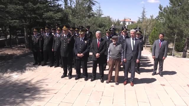 Şehitliklerde Hüzünlü Bayramlaşma