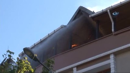 Avcılar'da Yangında Mahsur Kalan Anne ve Kızını İtfaiye Kurtardı