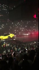 Une Ferrari flotte dans les airs à un concert de RAP