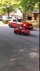 Un enfant a la même voiture de sport que papa