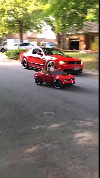 Un enfant a la même voiture de sport que papa