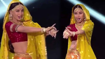 Madhuri Dixit DANCES on Madhubala's hit song 'Mohe Panghat Pe' | FilmiBeat