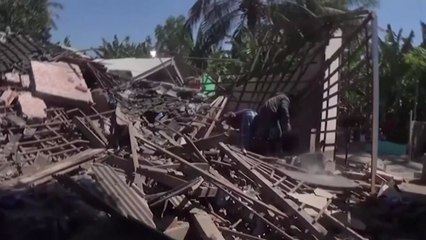 '쩍쩍' 갈라진 도로...롬복섬 50년 주기 대지진 공포 / YTN