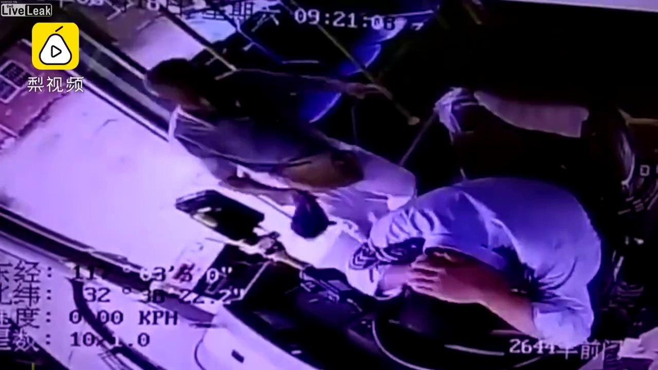 Ce vieux assène des coups de parapluie à son chauffeur de bus en Chine