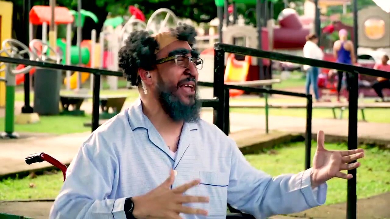 El viejito tiene una viejita que lo trae loco, tan loco que a  la hora de la acción no sabe como actuar.