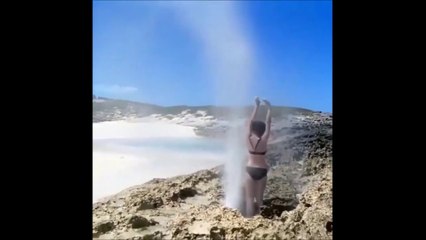 Cette touriste prend sa douche dans un geyser... Puissant