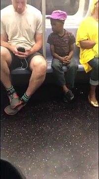 Il laisse un gamin jouer avec son téléphone dans le métro... Sympa
