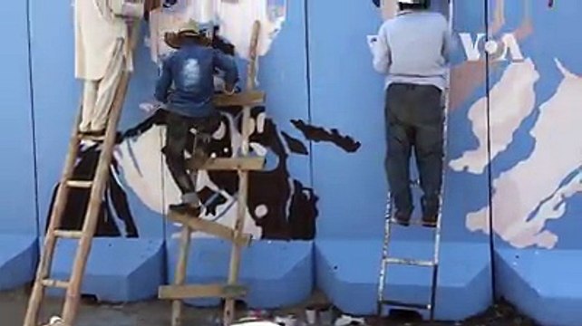 گروه هنر سالار در كابل اينبار به مناسبت نودنهمين سالروز استرداد استقلال كشور، تصوير شاه أمان الله خان و ملكه ثريا را در يكى از ديوار هاى شهر كابل نقاشى ميكنند.