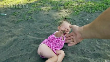 Drôle bébé faux tomber en public!