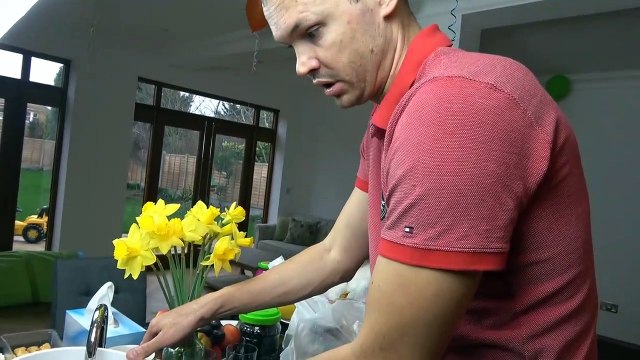 Медуза и слизень для мамы Мальчики против девочек Папа пробует загадочные яйца К