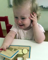 Qué risa! No consigue acabar puzzle y trata de hacer trampa