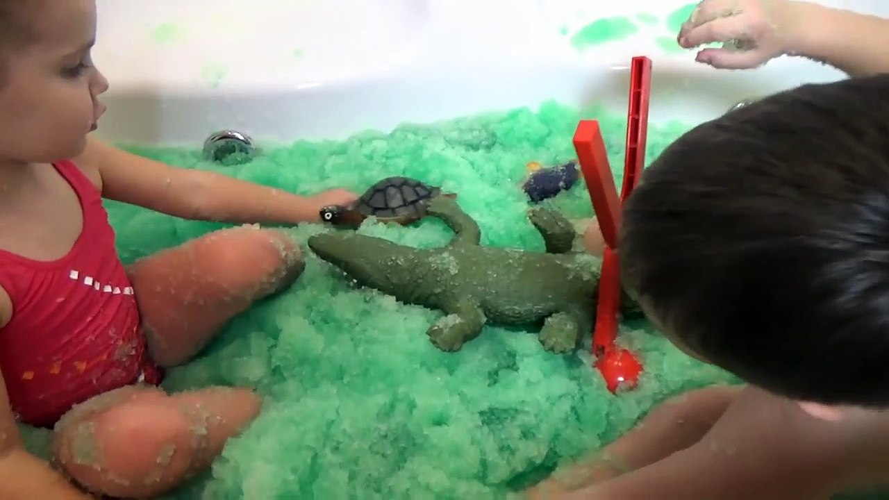 Зеленая желейная ванная растим снег в ванной ищем сюрпризы Снежколепом Squishy G