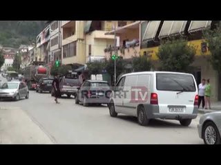 Video herunterladen: Trafiku i rënduar në Berat/ Kthimi i emigrantëve shkakton kaos dhe radhë kilometrike në qytet