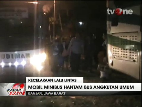 Minibus Tabrak Angkutan Umum, 4 Orang Terluka Parah