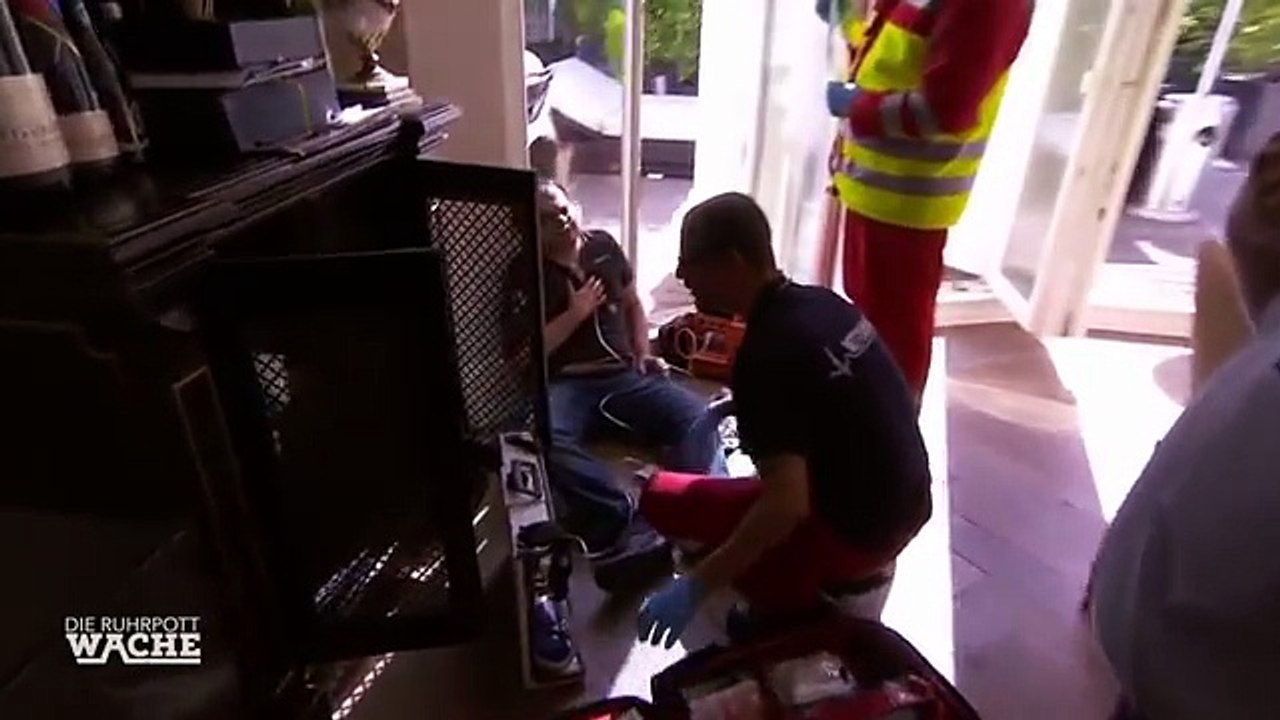 Schreckliche Messer-Bedrohung: Täter erleidet plötzlich Herzinfarkt | Die Ruhrpottwache | SAT.1 TV