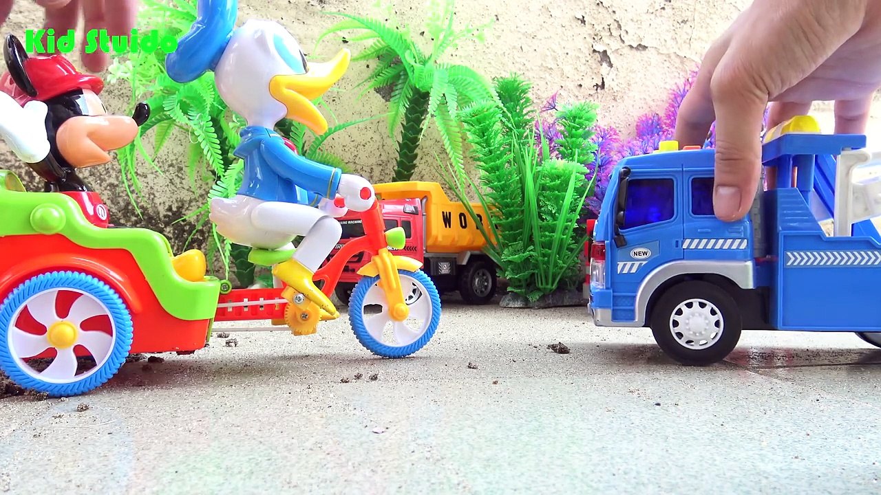 Mickey mouse and Donald Duck toy đồ chơi xe ô tô cứu xe ô tô kéo chuột mickey vịt donal 70