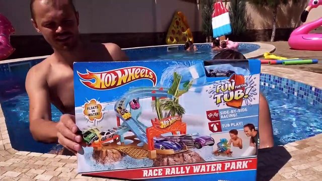 ХотВилс ТРЕК в бассейне с машинками Играем в водные стрелялки мальчики против де