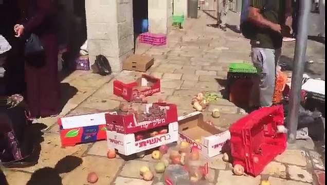 شاهد..الاحتلال يعتدى على بائعات فلسطينيات مسنات فى أسواق القدس القديمة
