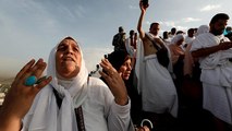Peregrinos muçulmanos sobem ao Monte Arafat