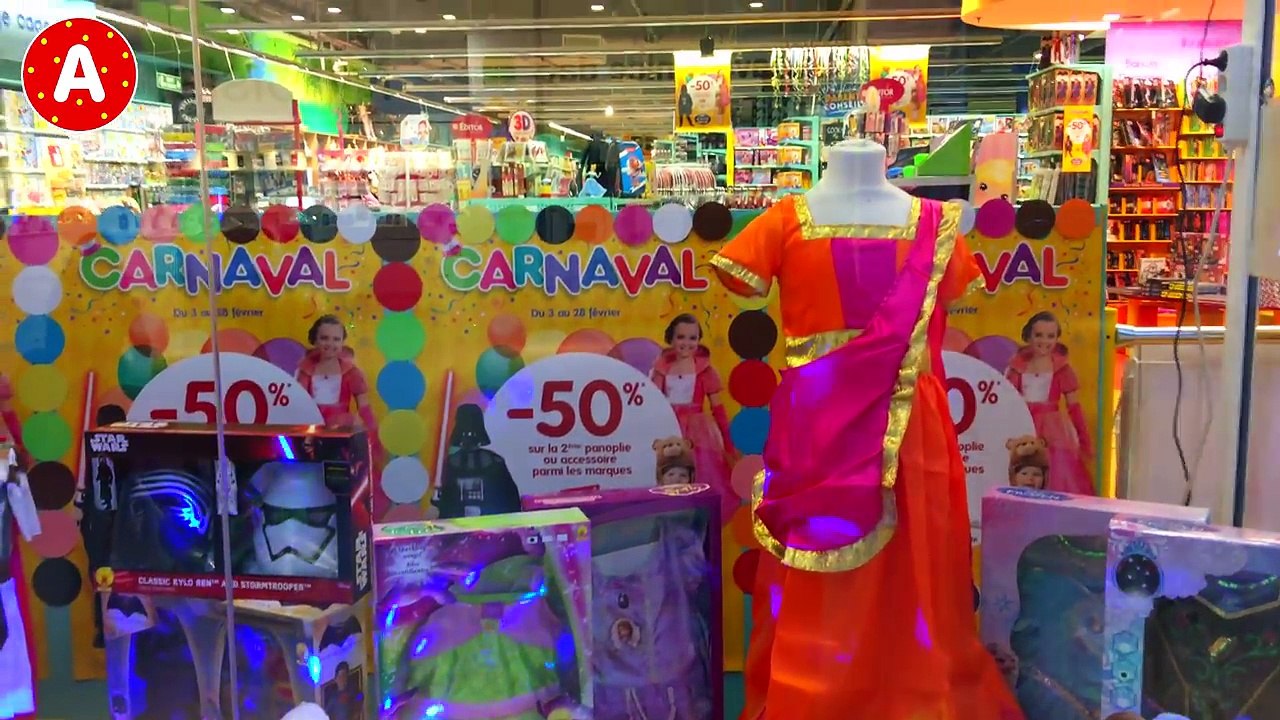 Super Héros Batman se Promène dans le Shopping Center et Joue aux Jouets au Magasin de Jou