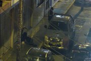 Cámaras de seguridad grabaron a mujer pateando a su pareja en plena calle (VIDEO)  Diario Correo