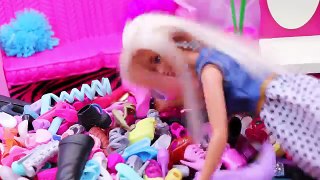 BARBIES NEW CHANNEL Sandaroo Stories With Barbie in Her Dreamhouse Bathroom