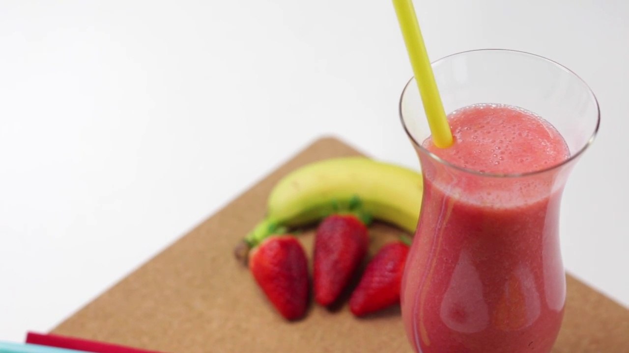 Come preparare frullato di banana, fragola e pera per l'ansia