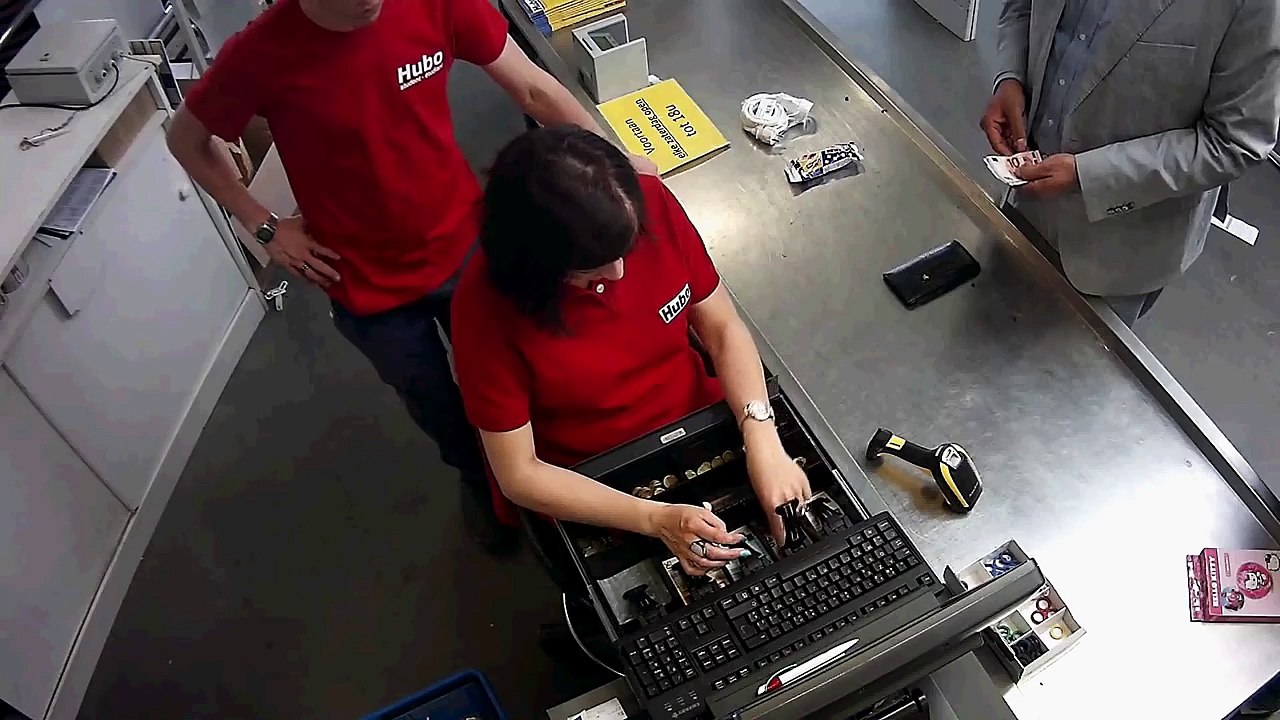 Wisseltruck in doe het zelf zaak gefilmd