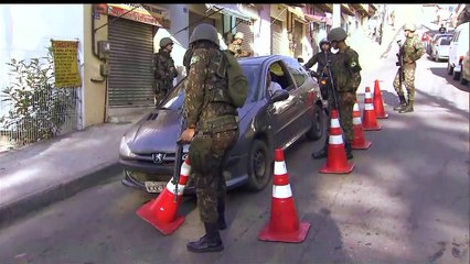 Скачать видео: Operaciones policiales y militares dejan 12 muertos en Rio