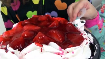 Bad Baby  Victoria Annabelle Freak Family Cake Giant Challenge MessyToy Freaks Victoria Fan