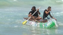 Pescador de Gaza transforma garrafas usadas em barco