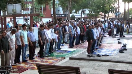 Bayram namazında camiler doldu taştı