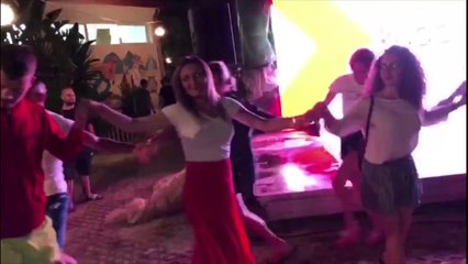 Ora News - Sa me naze kërcen plaka" deputetet e LSI-së kërcejnë në Jalë