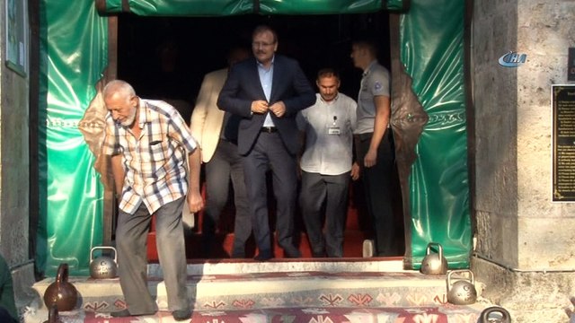 TBMM İnsan Haklarını İnceleme Komisyonu Başkanı Çavuşoğlu, bayram namazını Ulu Camii'de kıldı