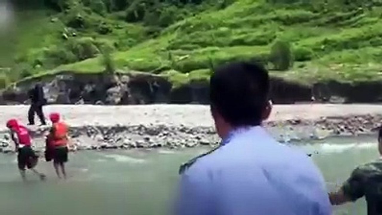 Ein Mann spart an der falschen Stelle: Er fährt mit seinem SUV in einen Fluss, um dort sein Auto kostengünstig zu waschen. Leider ahnt er nicht, dass ein Stauda