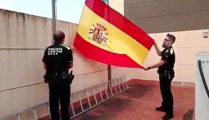 La policía local de Abrera (Barcelona) homenajea la bandera de España