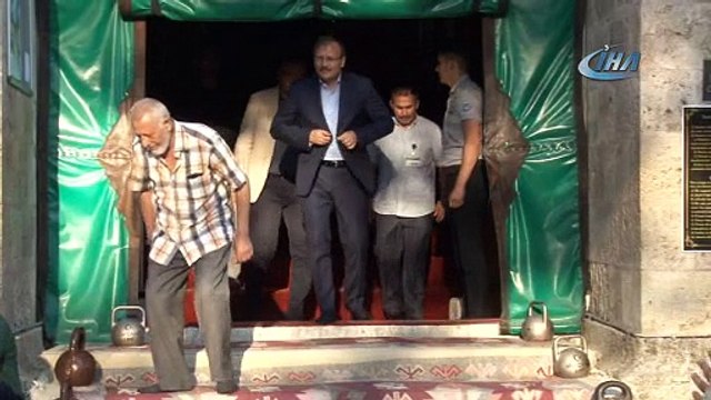 Çavuşoğlu, bayram namazını Ulu Cami'de kıldı