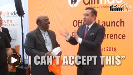 Télécharger la video: Minister Anthony Loke declines smartphone gift from event organiser