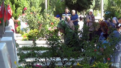 Şehitliklerde buruk bayram