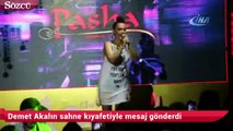 Demet Akalın sahne kıyafetiyle mesaj gönderdi