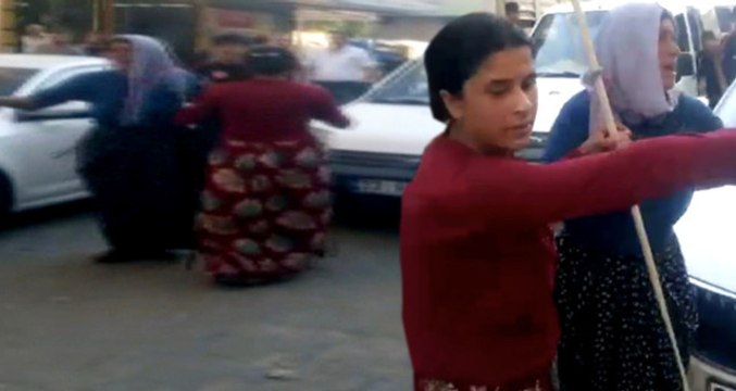 Polis Sopalarla Kavgaya Koşan Kadınları Hepinizi Kameraya Çekerim Diyerek Durdurdu