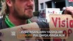 Andres Serrano evsiz insanların yazdıqları şüarları pul qarşılığında alır